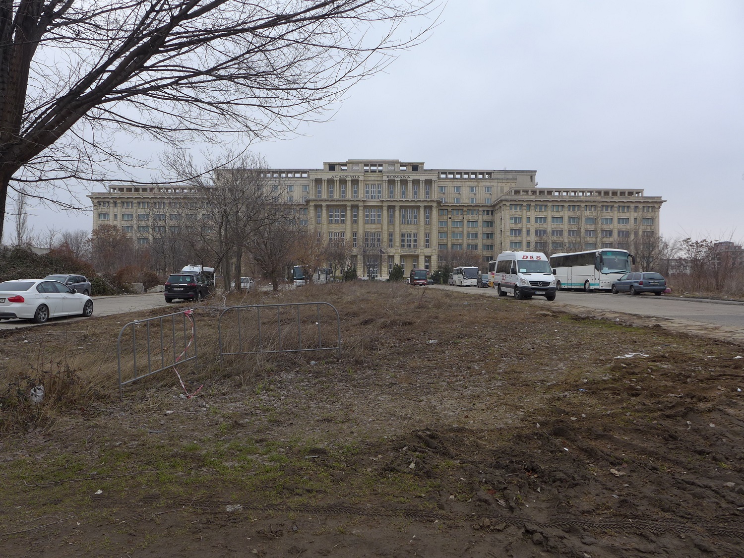 L’Académie roumaine est un énorme bâtiment, situé juste à côté du Palais du Parlement. Construits tous les deux sous Ceausescu, c’est le même style architectural.