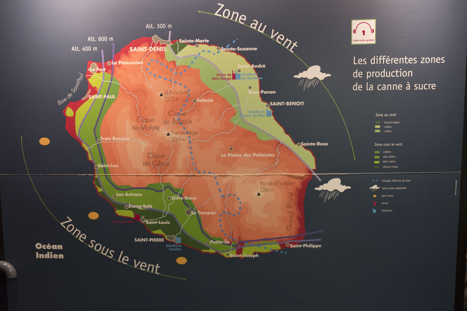 Les différentes zones de production de la canne à sucre à La Réunion présentées à l’entrée du musée.