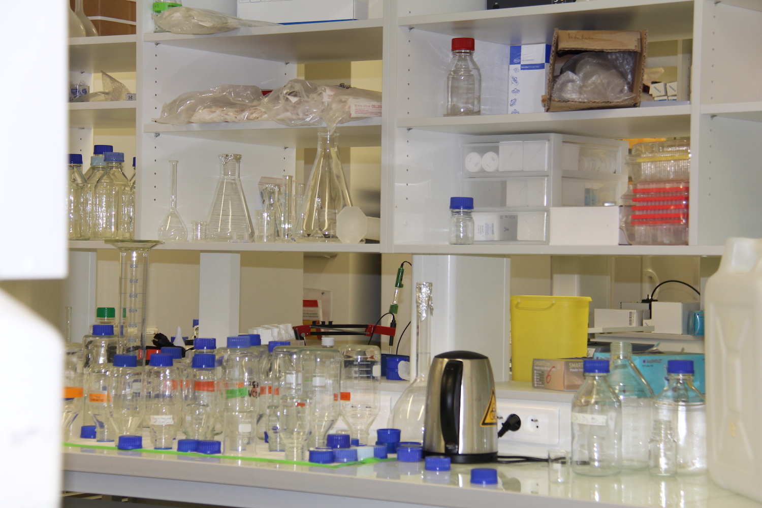 L’épidémie de Covid oblige les laboratoires à redoubler de vigilance pour empêcher la contamination © Globe Reporters 