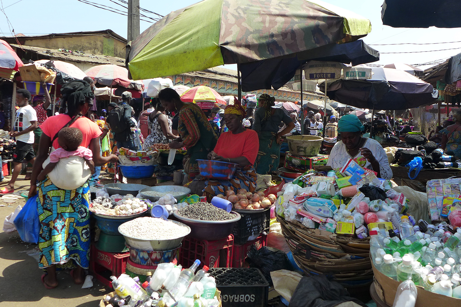 Des vendeuses au marché de Madina.