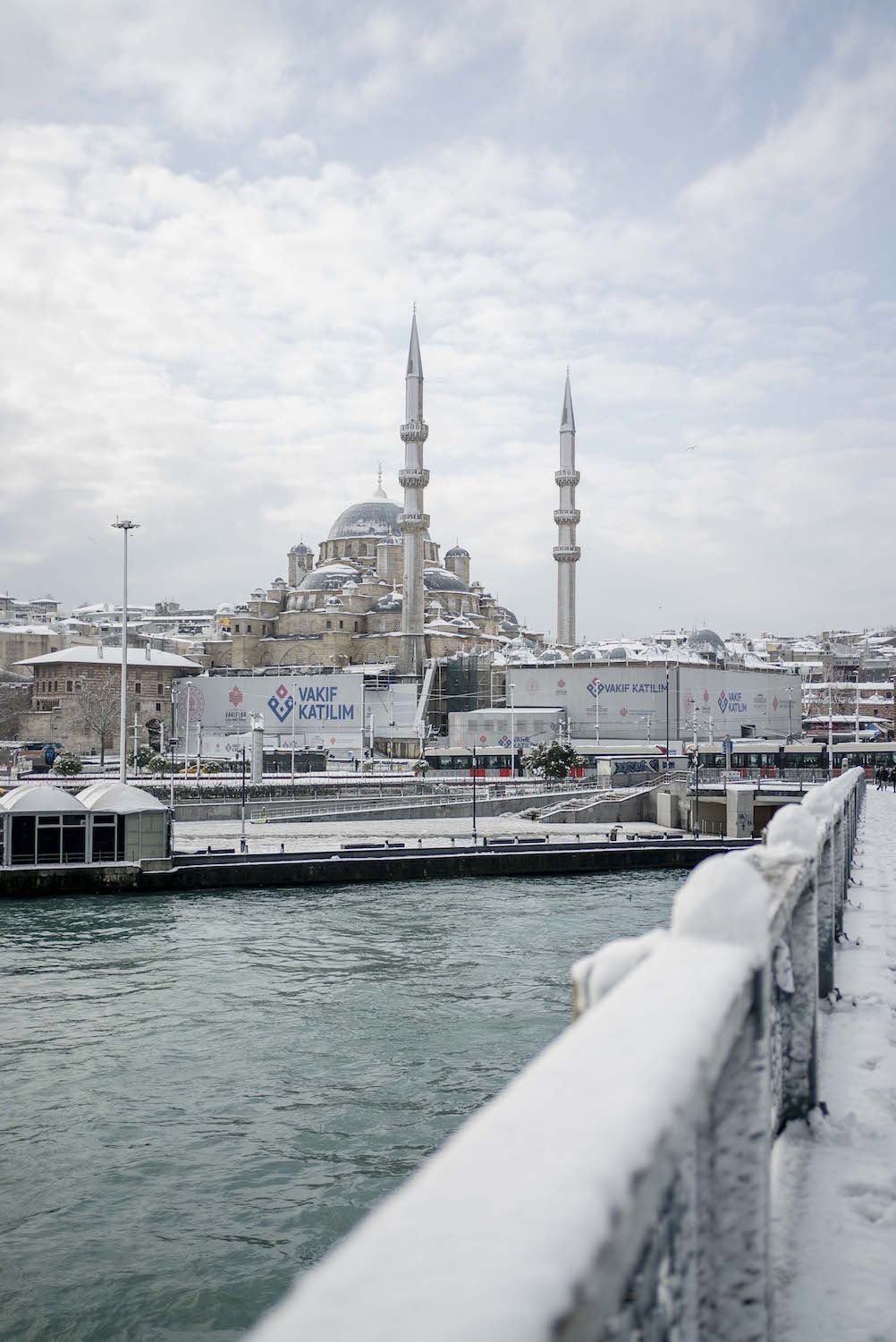Le célèbre pont de Galata, recouvert de neige, et la mosquée Yeni Camii. © Globe Reporters