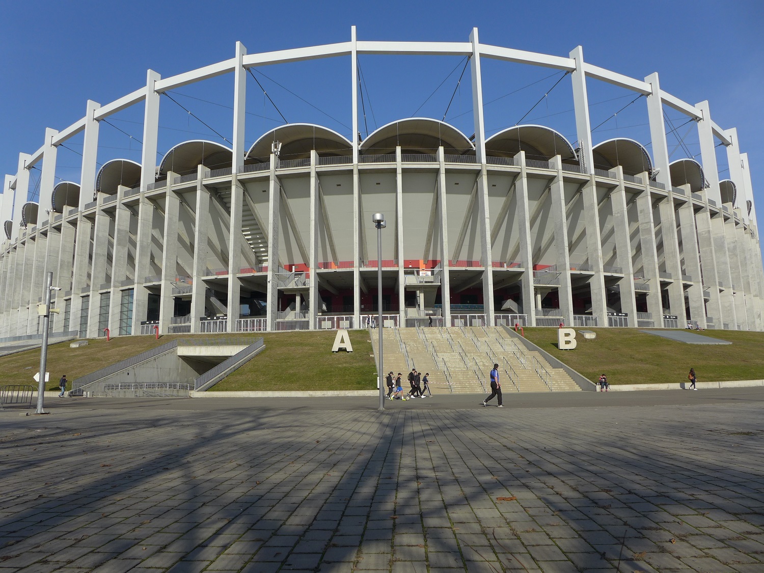 L’Arène nationale compte 55.000 places assises. C’est le plus grand stade omnisports du pays. Il a été inauguré en 2011.