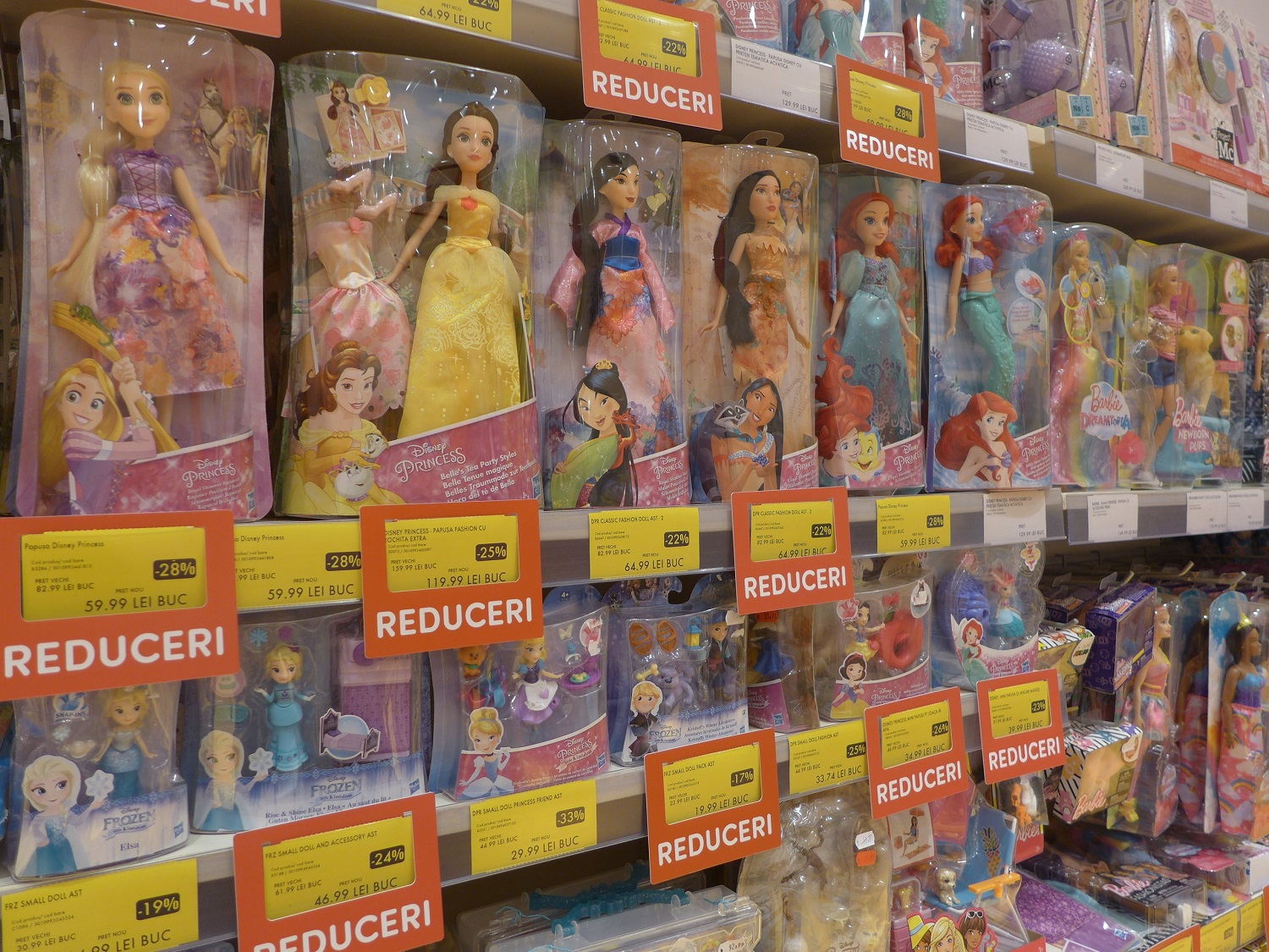 Des poupées dans le magasin de jouets Noriel, à Bucarest.