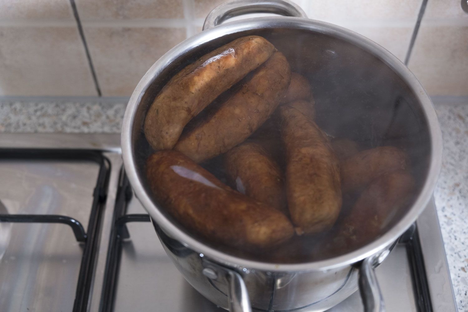 Astuce réunionnaise : faire bouillir les saucisses avant de les faire cuire dans le jus pour les dégraisser.