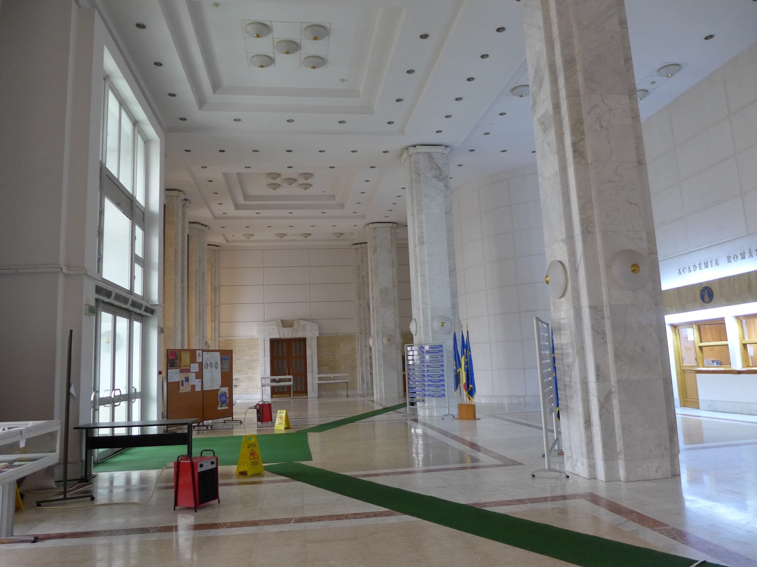 L’entrée du bâtiment est remplie de marbre.