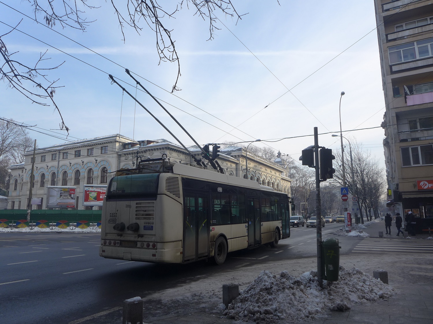 Un trolleybus à Bucarest : c’est un bus relié au réseau électrique. 