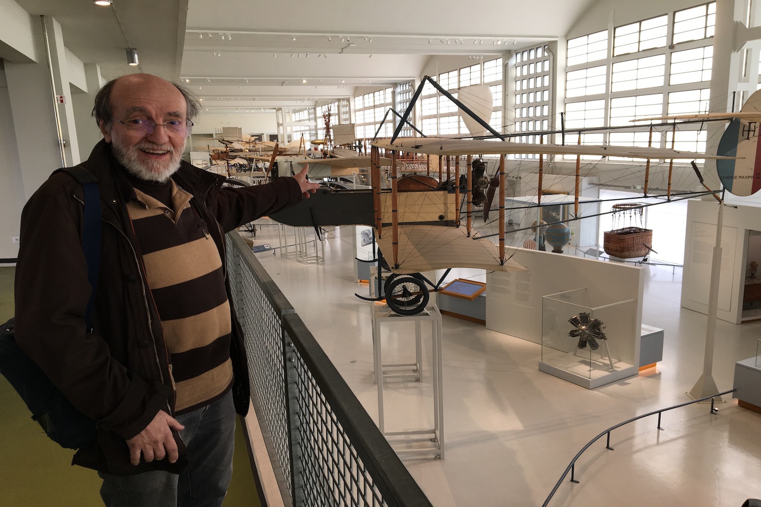 Michel VISO nous montre d’anciens avions au musée. © Globe Reporters