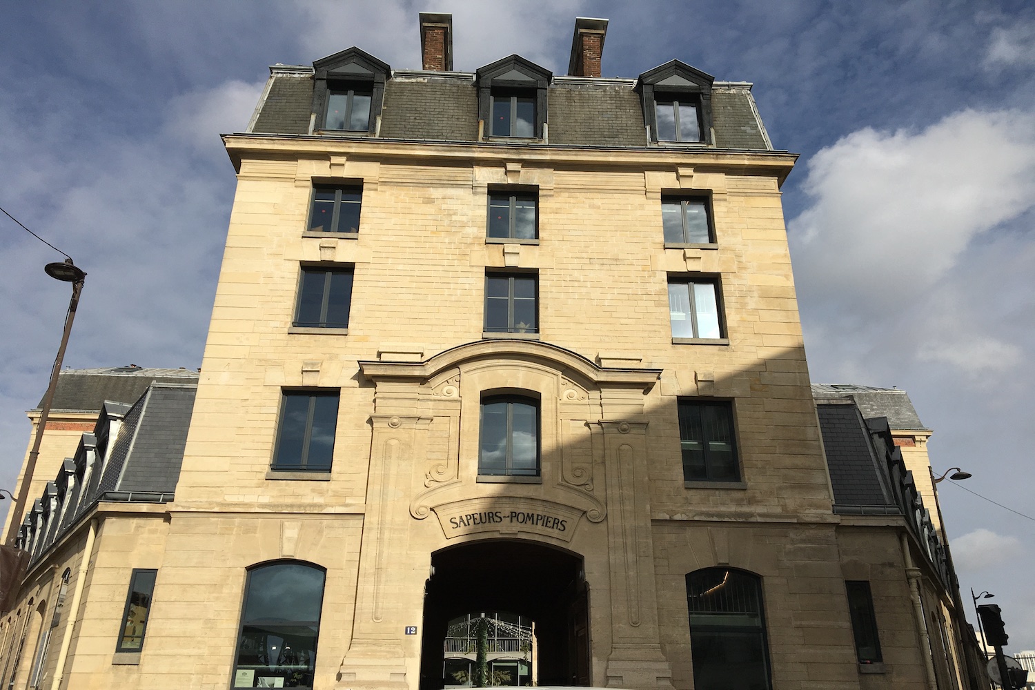 Une ancienne caserne du 10e arrondissement de Paris a été transformée en incubateur d’entreprises pour une mode plus durable © Globe Reporters