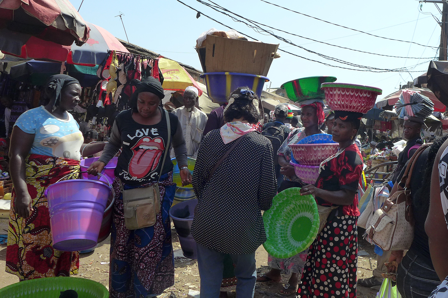 Clientes et vendeuses au marché de Madina.