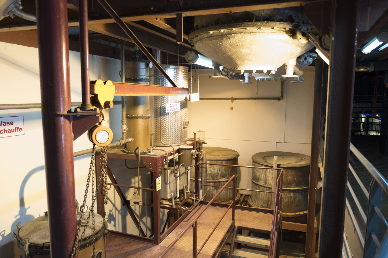 A l’entrée du musée de la Saga du Rhum, les visiteurs traversent une distillerie. 