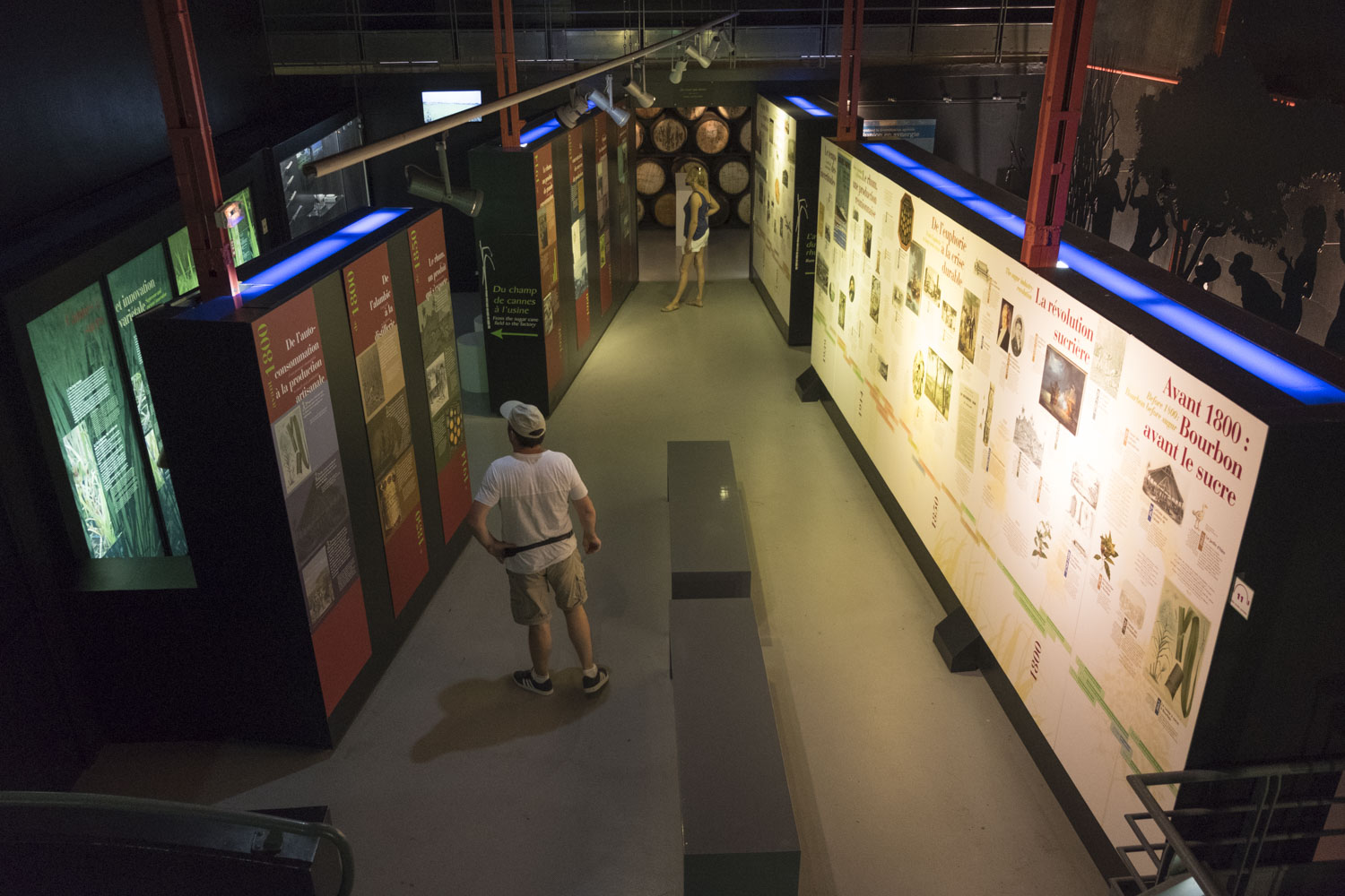 Dans le musée, les visiteurs peuvent lire de très nombreuses informations sur l’histoire de la canne à sucre et du rhum à la Réunion. 