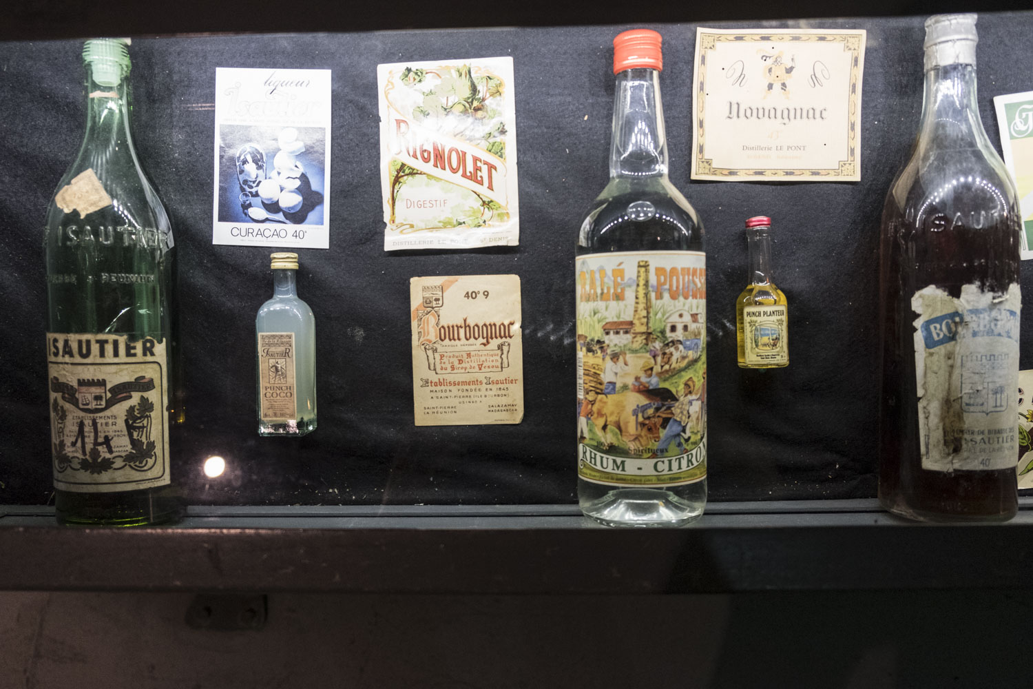Des vieilles bouteilles de rhum exposés dans le Musée