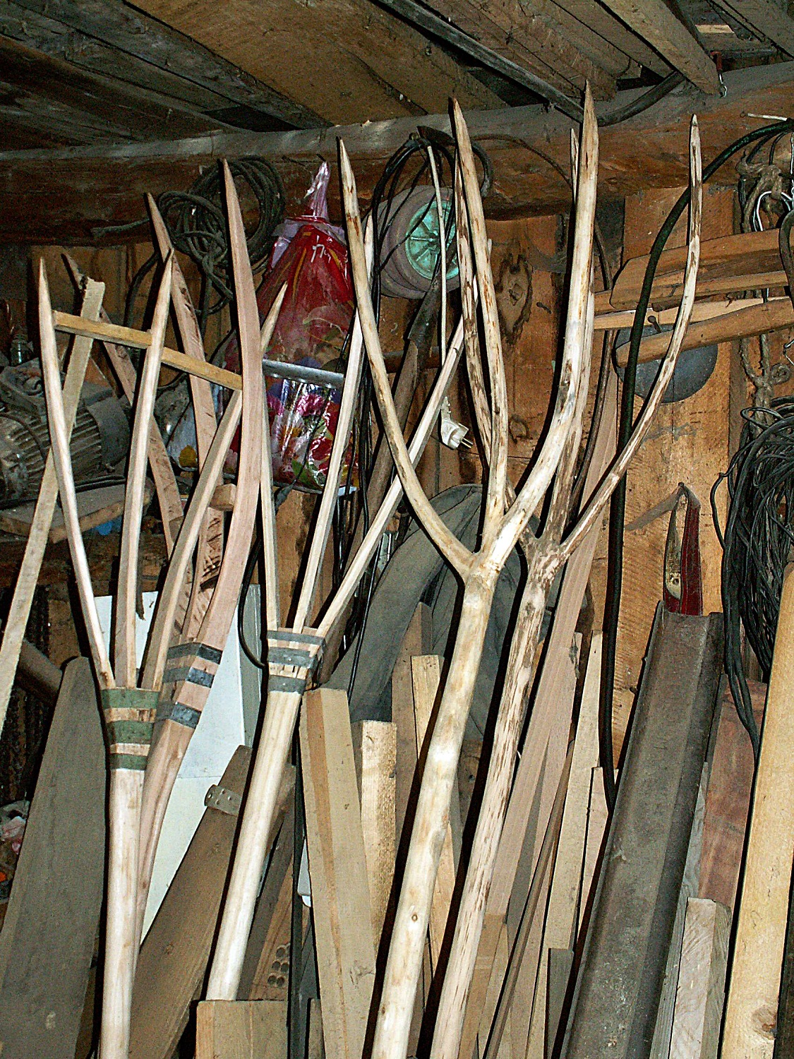 Les outils traditionnels en bois sont encore utilisés, comme ici des fourches pour ramasser le foin. crédits Anamaria Luga
