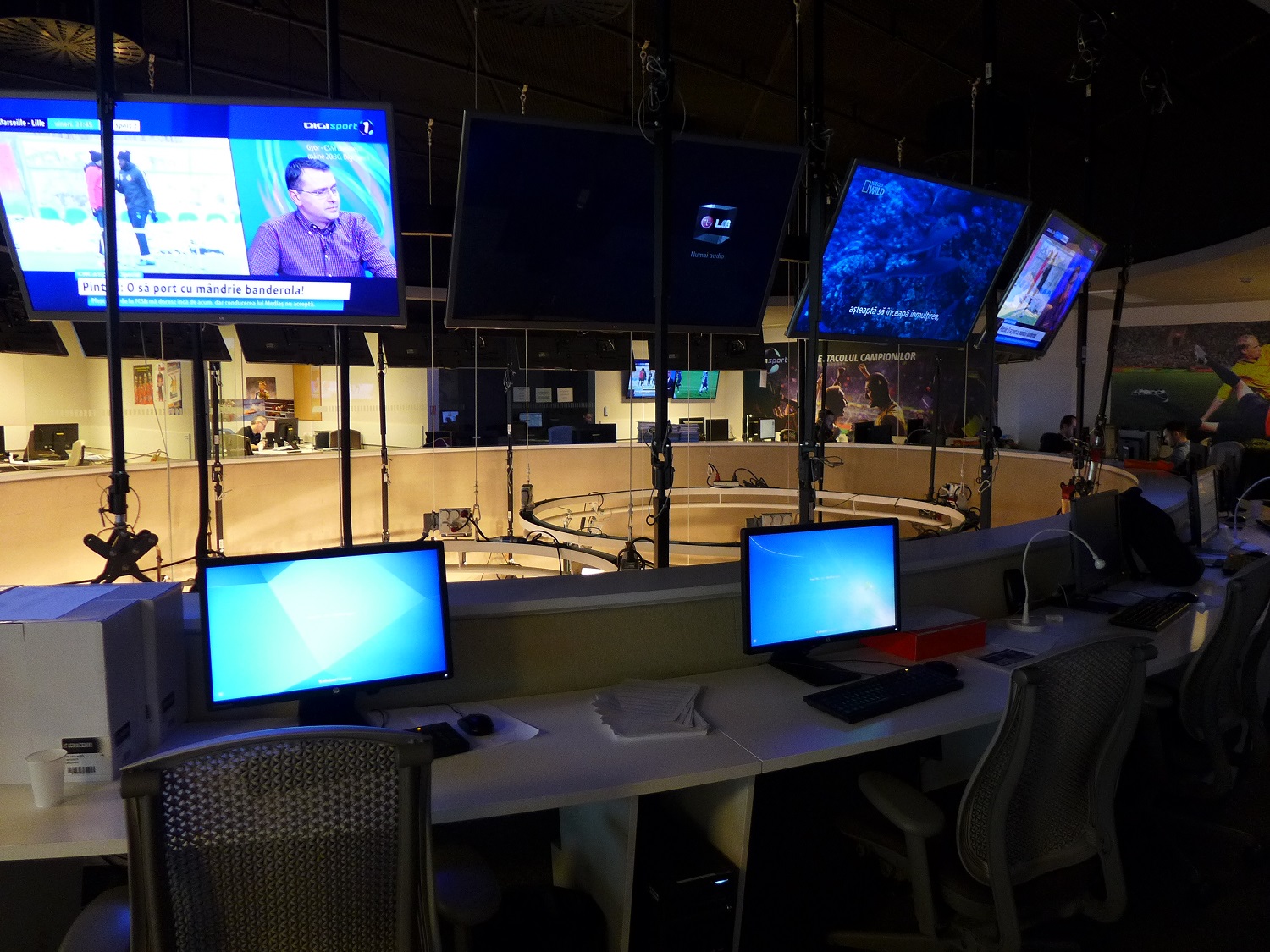 La salle de rédaction de Digi sport, remplie d’écrans télé.