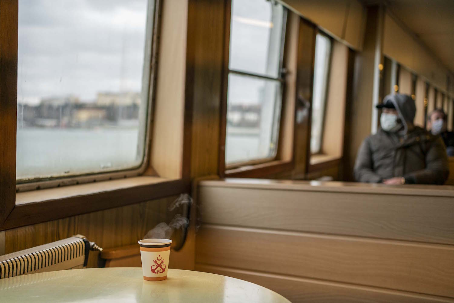 Un thé chaud en traversant les rives. Plutôt agréable comme transport en commun. © Globe Reporters