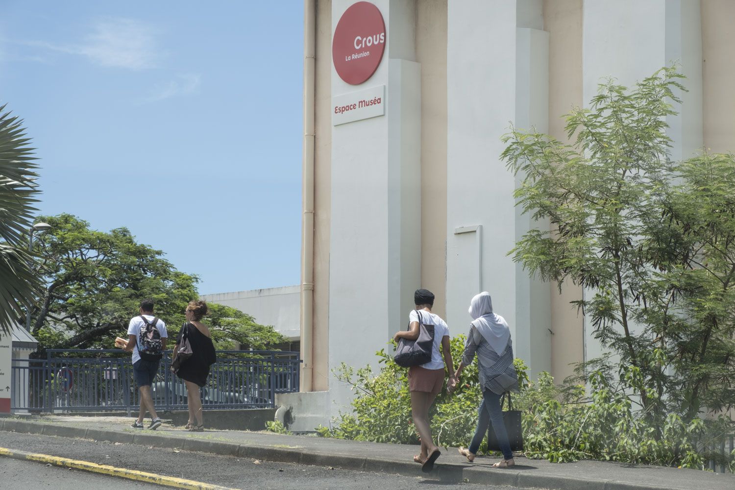 Toujours à l’entrée du campus se trouve le CROUS, l’antenne qui s’occupe d’améliorer les conditions de vie étudiante.