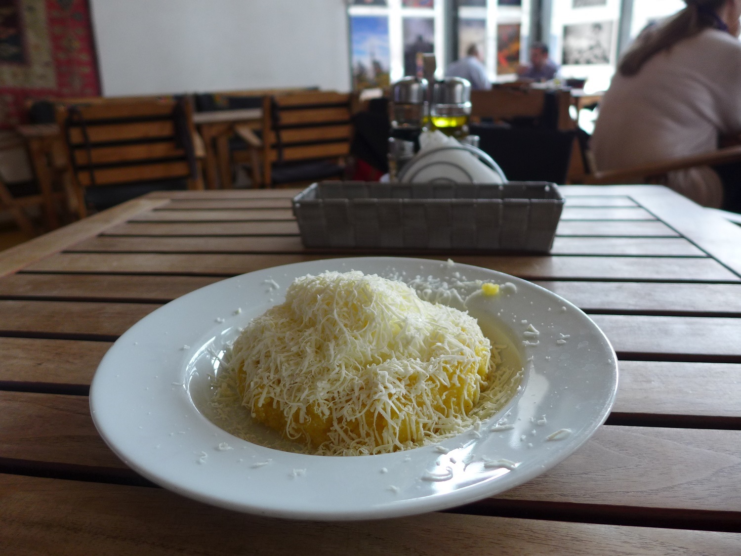 Mmamaliga au fromage et à la crème. La mamaliga est une sorte de polenta, c’est un plat typique de la Roumanie.