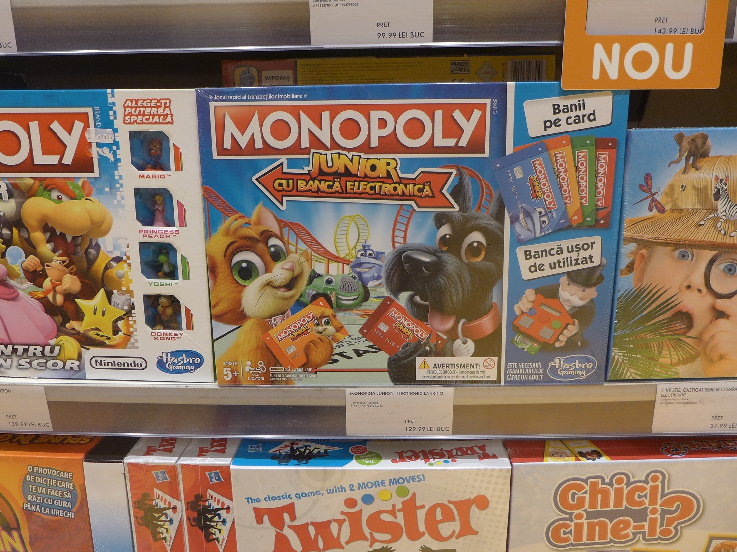 D’après Florentina, la vendeuse du magasin, les jeux les plus populaires en ce moment, auprès des enfants de 8 ans, sont le Monopoly...