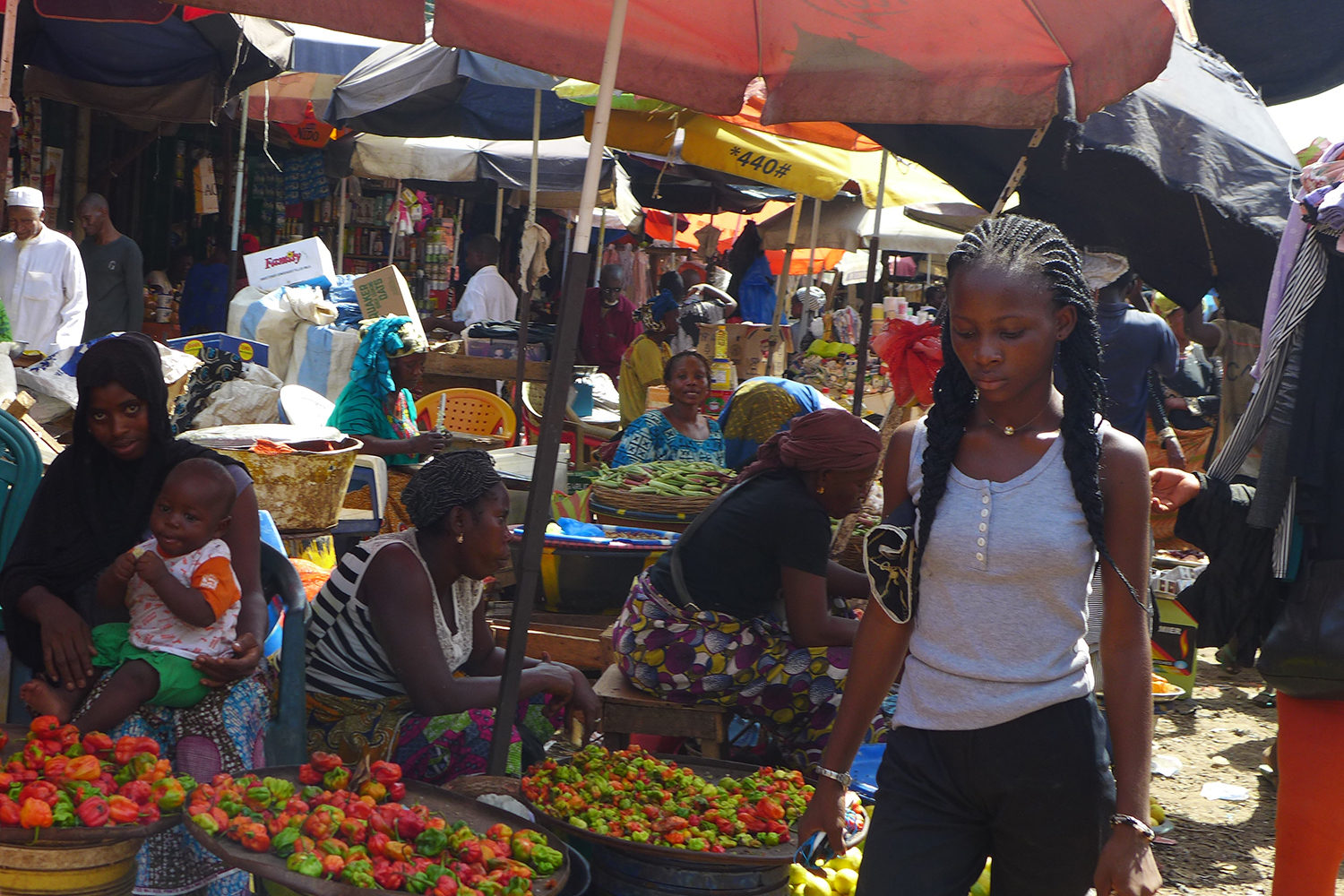 Vendeuses au marché de Madina.