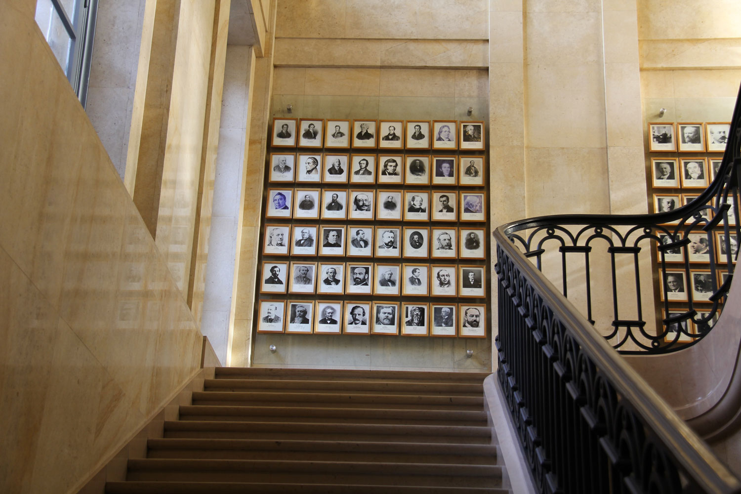 L’escalier principal passe devant les portraits de tous les ministres de l’Instruction Publique devenue Education nationale en 1932 © Globe Reporters