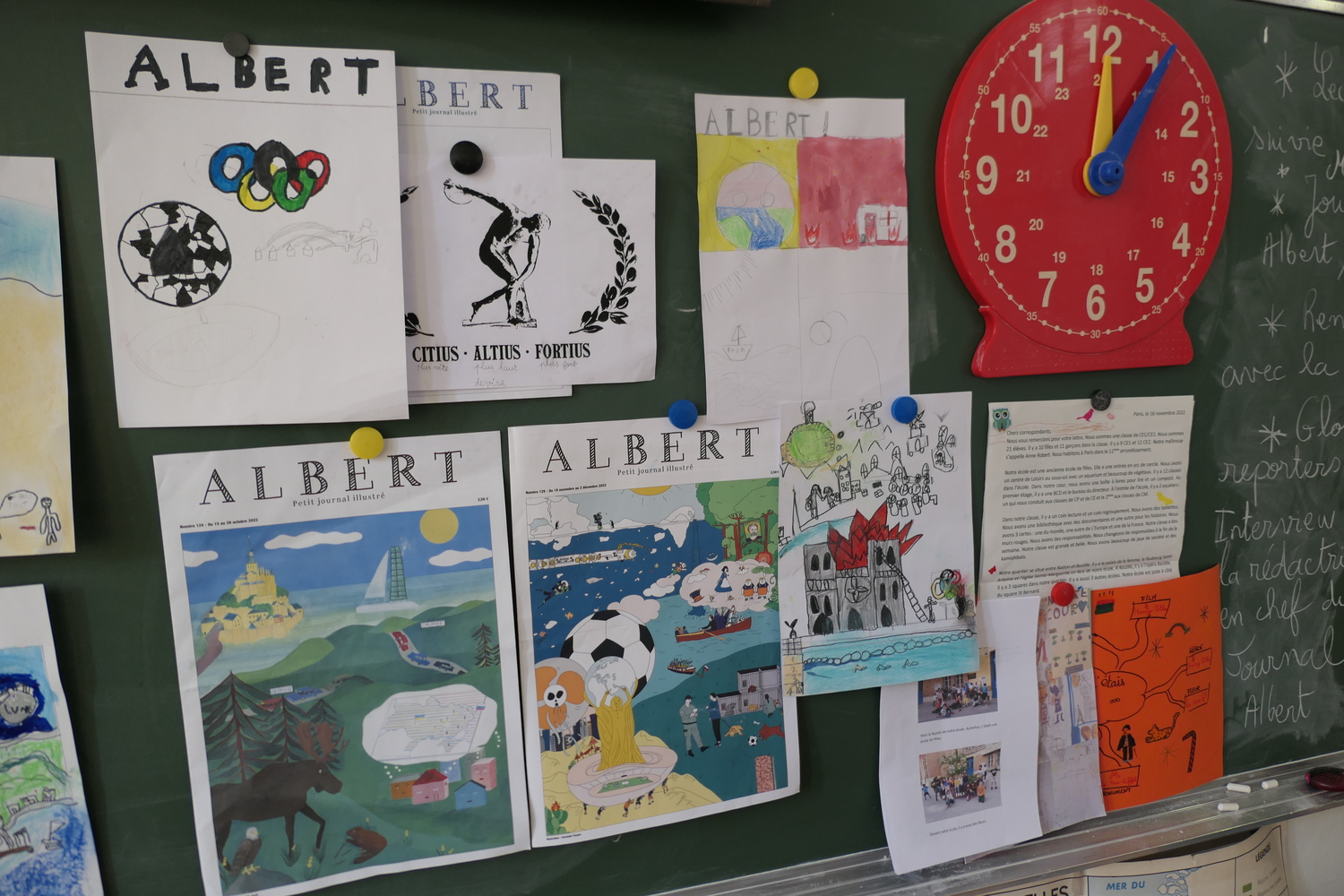 Les élèves de CE2 ont réalisé leurs propres versions de la Une dessinée du journal Albert © Globe Reporters