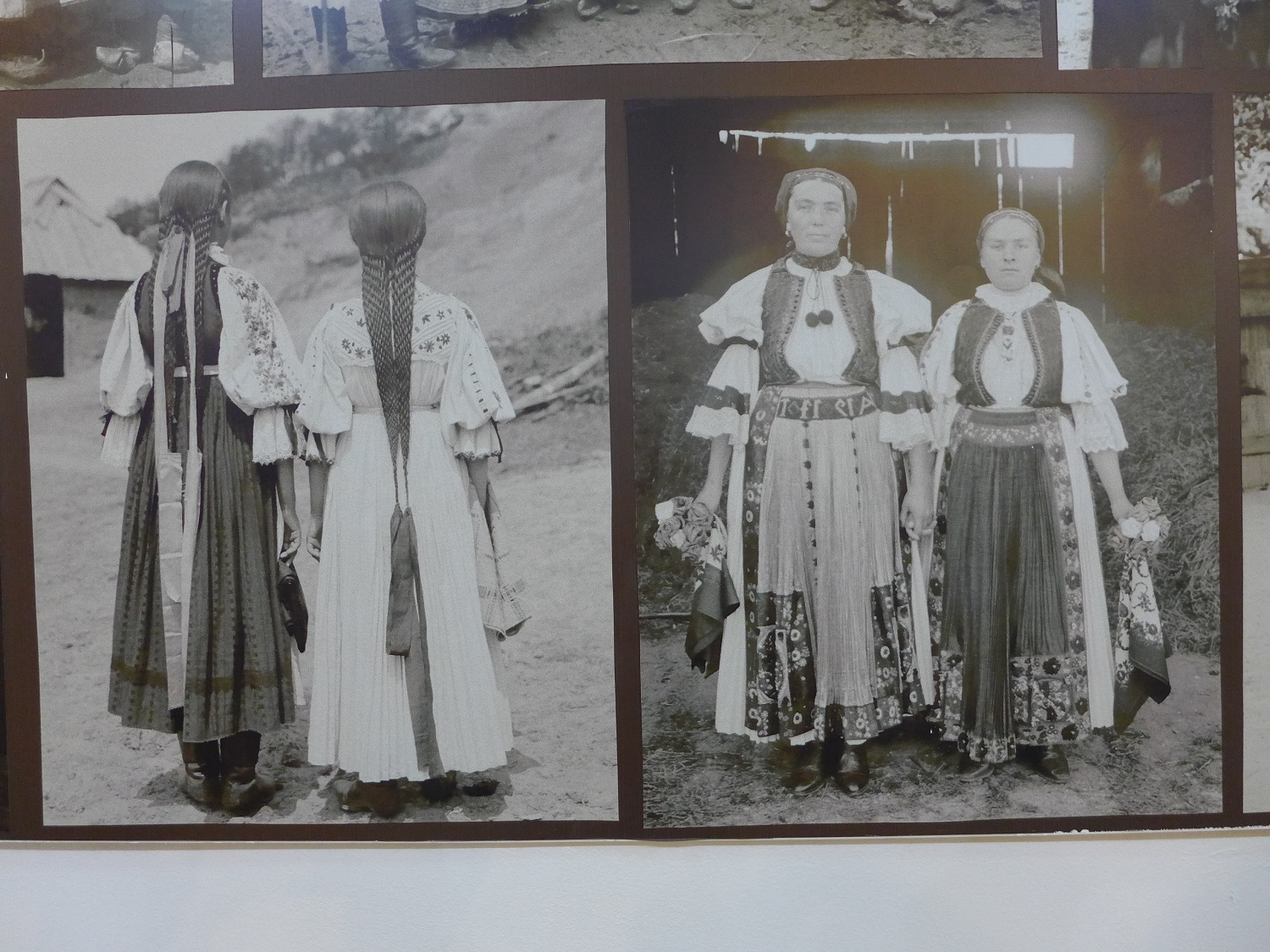 Photos de femmes en habits traditionnels, exposées sur les murs du musée.