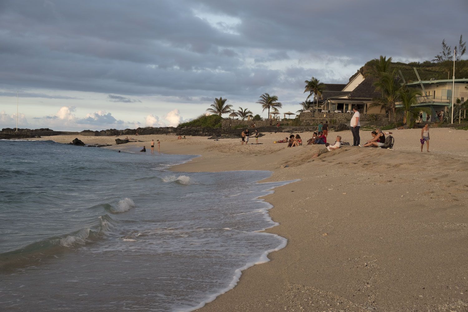 La plage de Boucan-Canot est un spot de surf réputé. Mais depuis la mort de Mathieu Schiller, champion de bodyboard, qui y a trouvé la mort lors d’une attaque de requin, la baignade est interdite. 