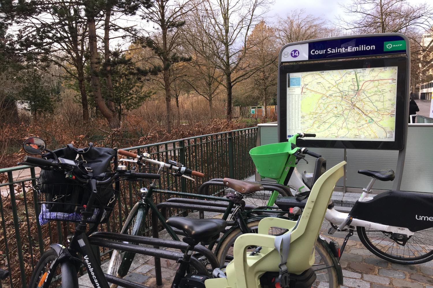 Notre envoyée spéciale attache son vélo devant les grilles du parc de Bercy © Globe Reporters