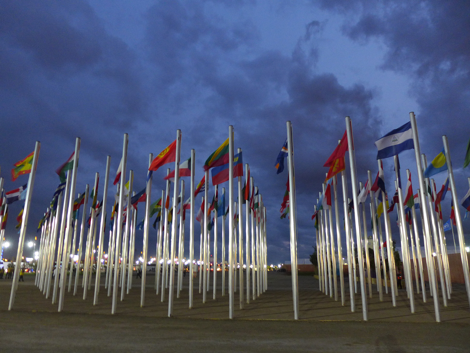 Les drapeaux des Nations Unies à la sortie de la COP