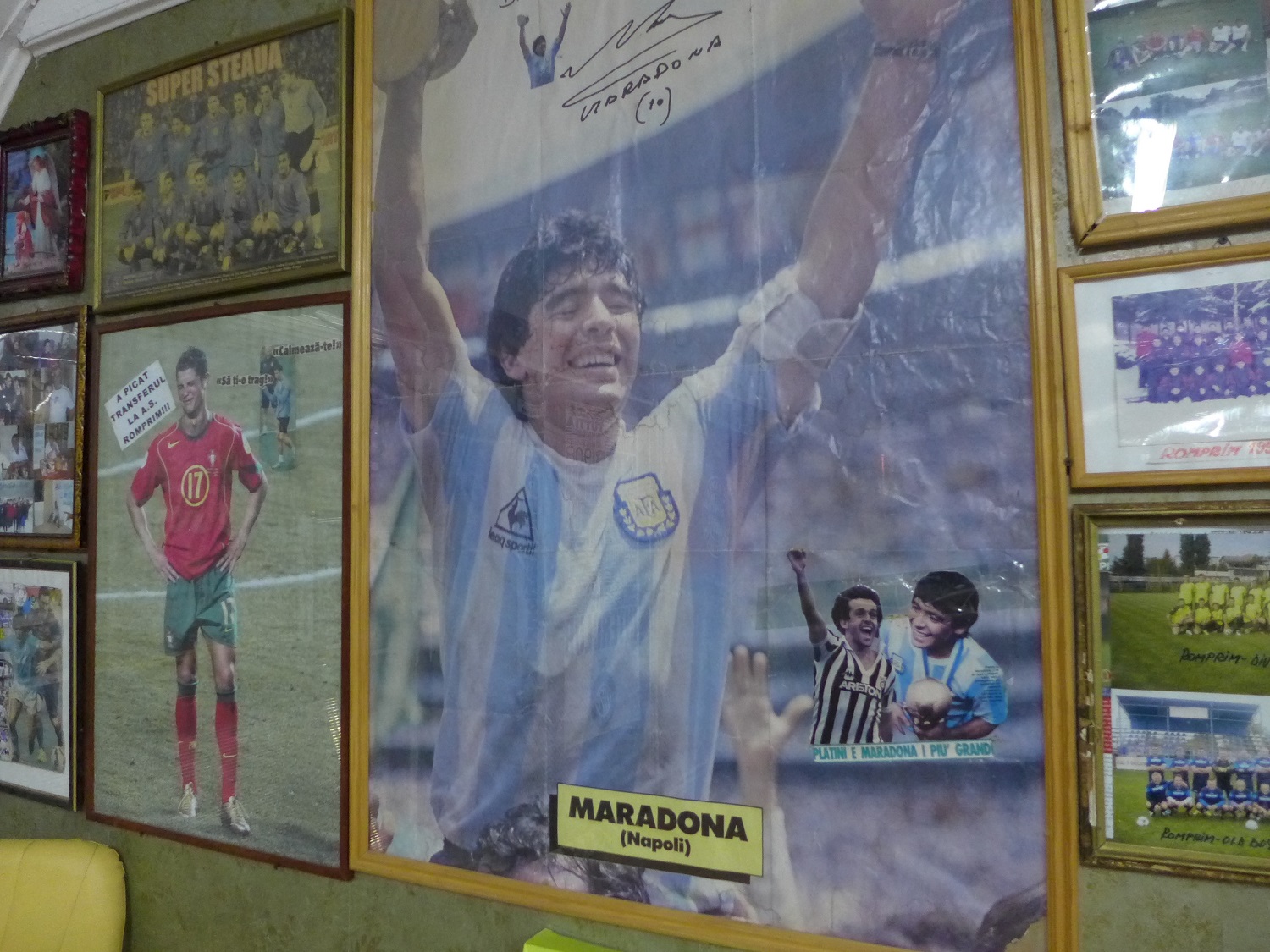 Dans le club house, un poster dédicacé de Maradonna.