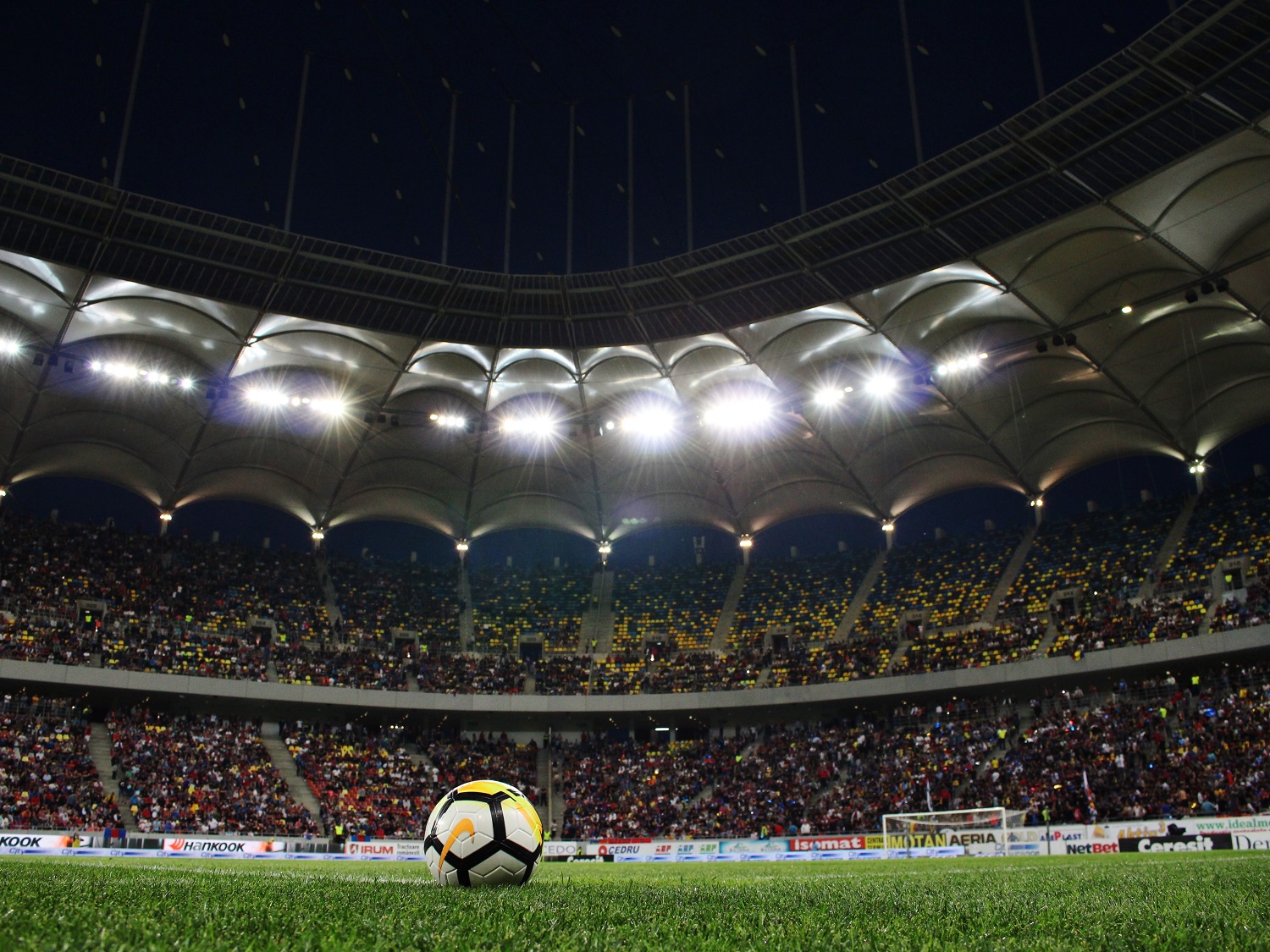 L’intérieur de l’Arène nationale, un soir de match entre le Steaua et le CFR Cluj. (Photo Sylvain Moreau)