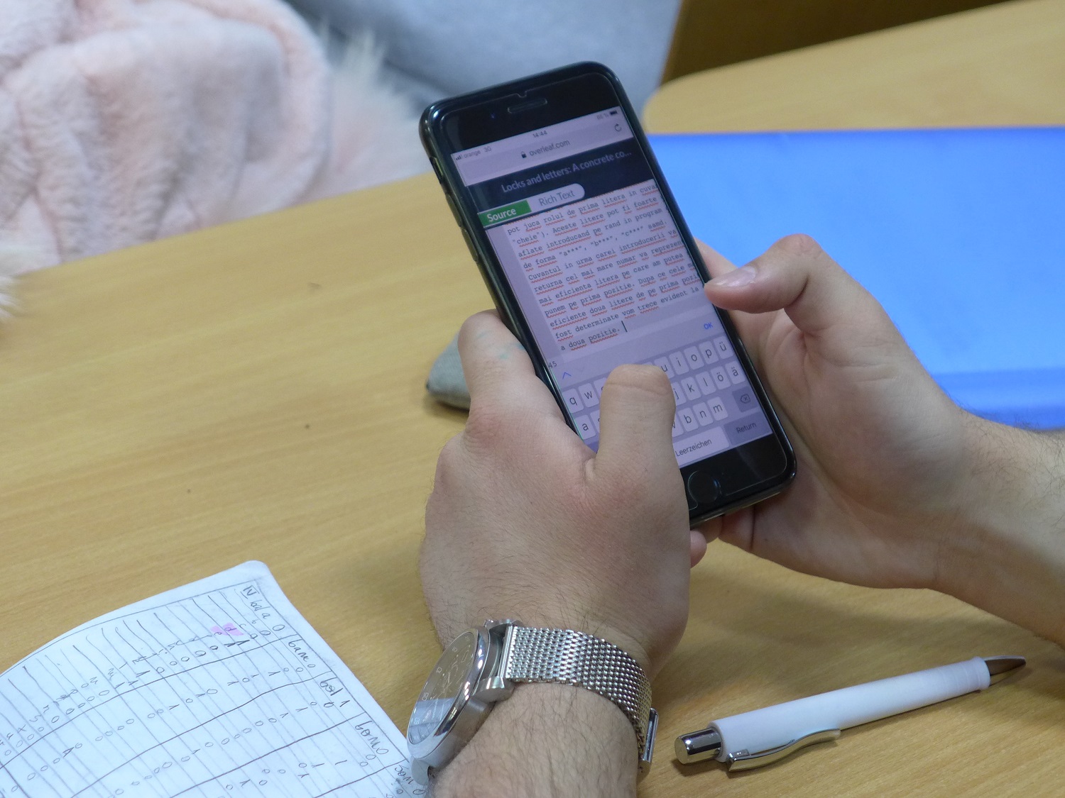 Un élève prépare un article sur son smartphone.