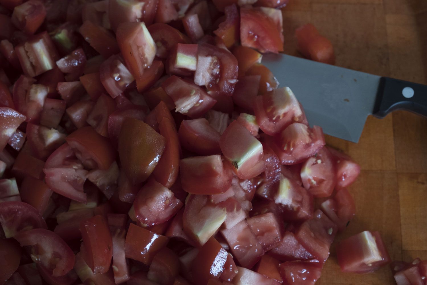 Ne pas hésiter à mettre beaucoup de tomates ! Vincent a coupé deux kilos pour cette recette.