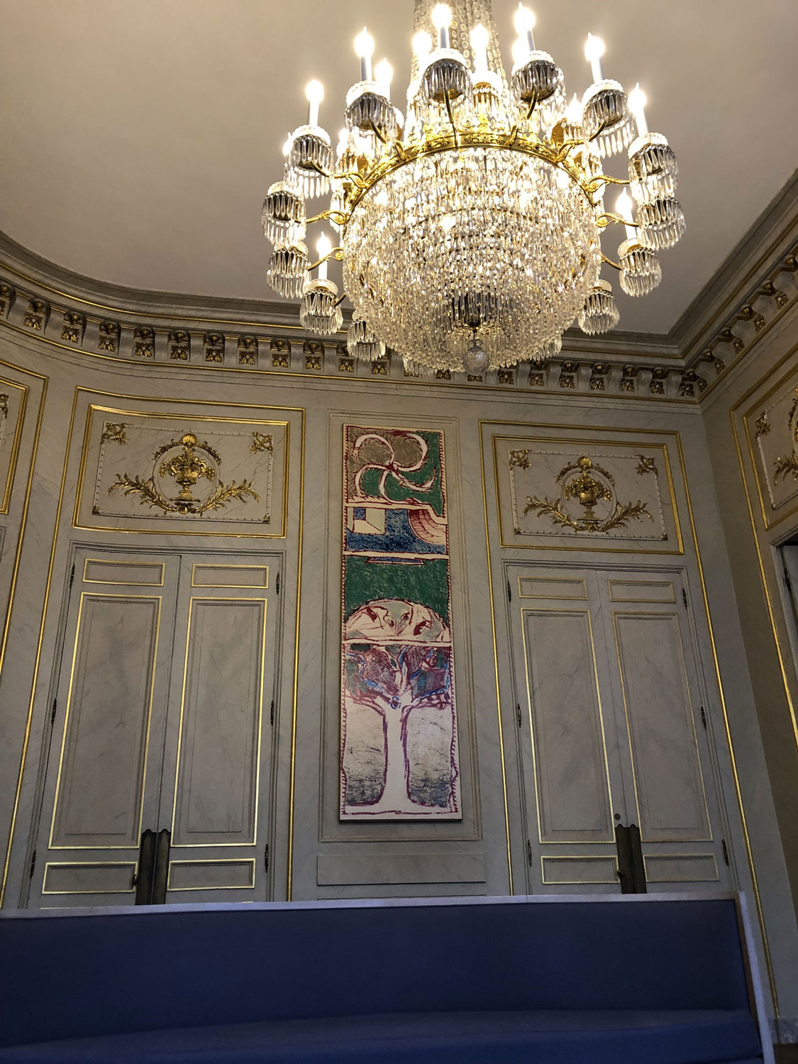 Dans le salon d’attente, sous les ors et le cristal de la République, plusieurs tableaux du peintre belge Pierre Alechinsky (que votre envoyée spéciale adore !) © Globe Reporters