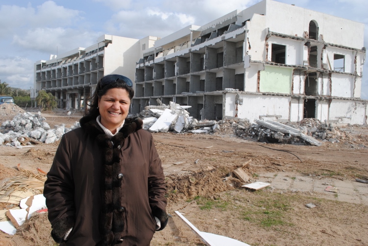 Mouna Ben Halima devant La Badira, au début du chantier, en février 2013 !