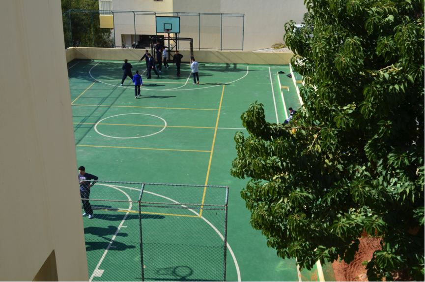 03.Terrain extérieur de basket et de football entre le bâtiment du Lycée et celui du collège.