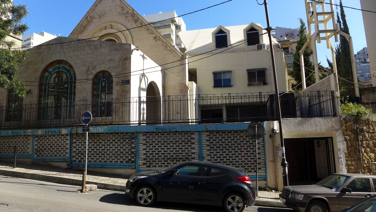 Le quartier Achrafief est un quartier chrétien de l’est de Beyrouth. Pendant la Guerre du Liban, Achrafieh devient la base des milices chrétiennes. Il y a des églises.