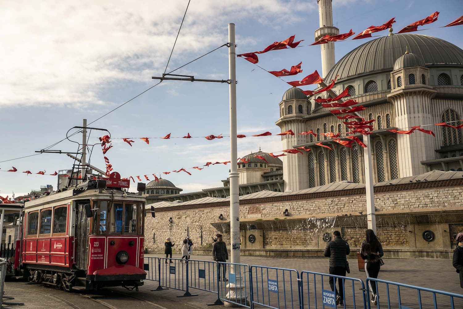 Le tramway historique et la nouvelle mosquée de Taksim. 