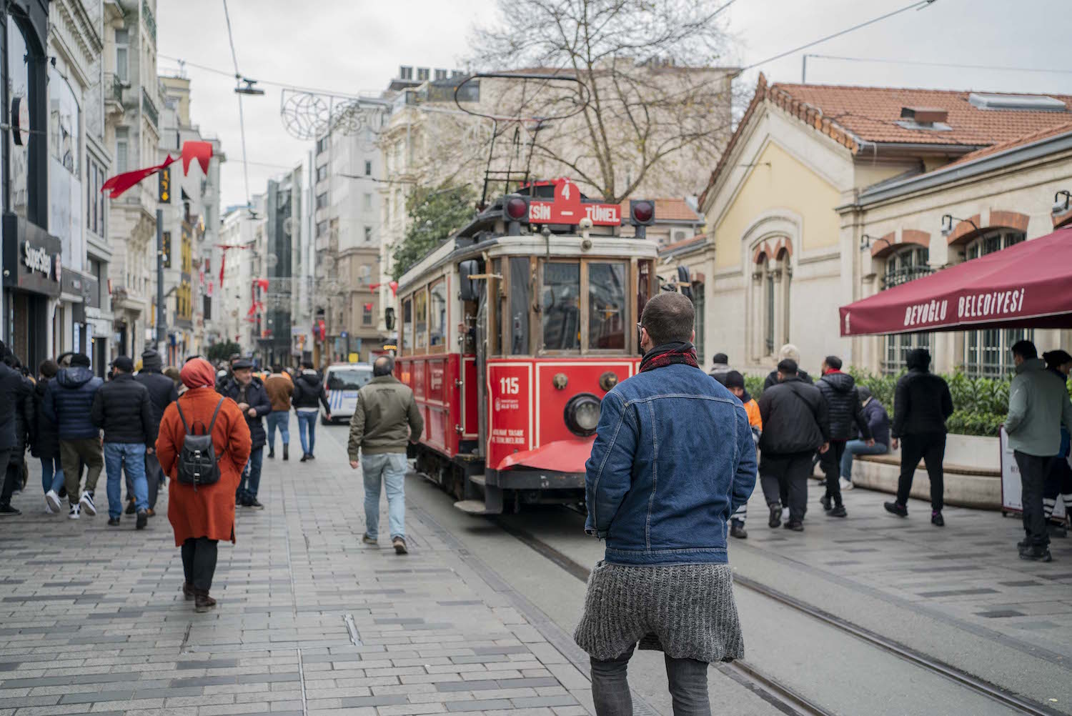L’avenue Istiklal est l’une des plus connues d’Istanbul. On peut voir l’institut français à droite.