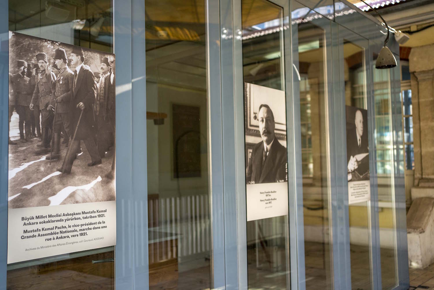 Dans l’institut, le Bistrot français est fermé depuis mars 2020 et le coronavirus. Des photos de l’histoire turque sont affichées sur les murs.