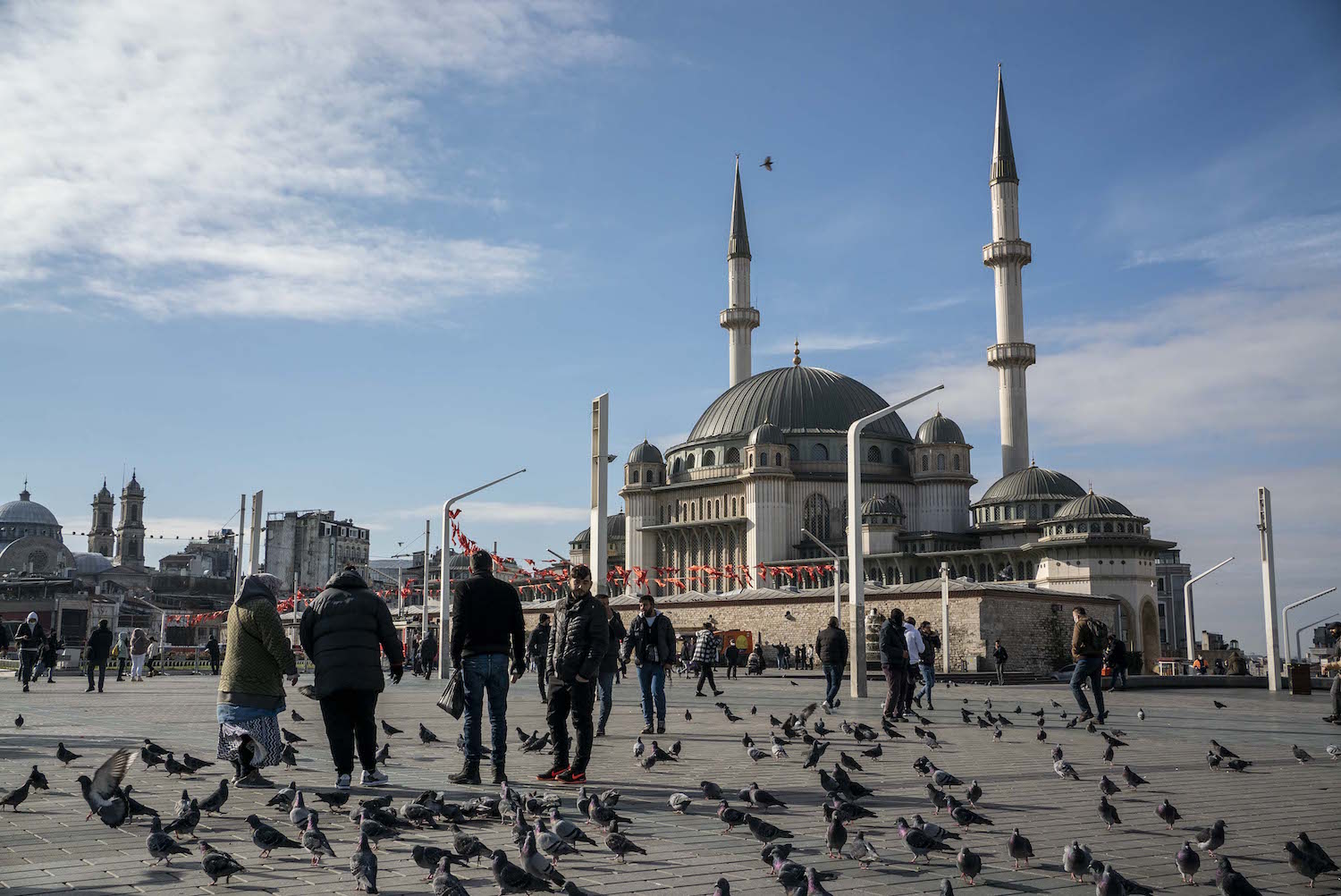 Sur la place Taksim, une mosquée a été construite et a ouvert au printemps 2021. C’est la “voisine” de l’Institut français.