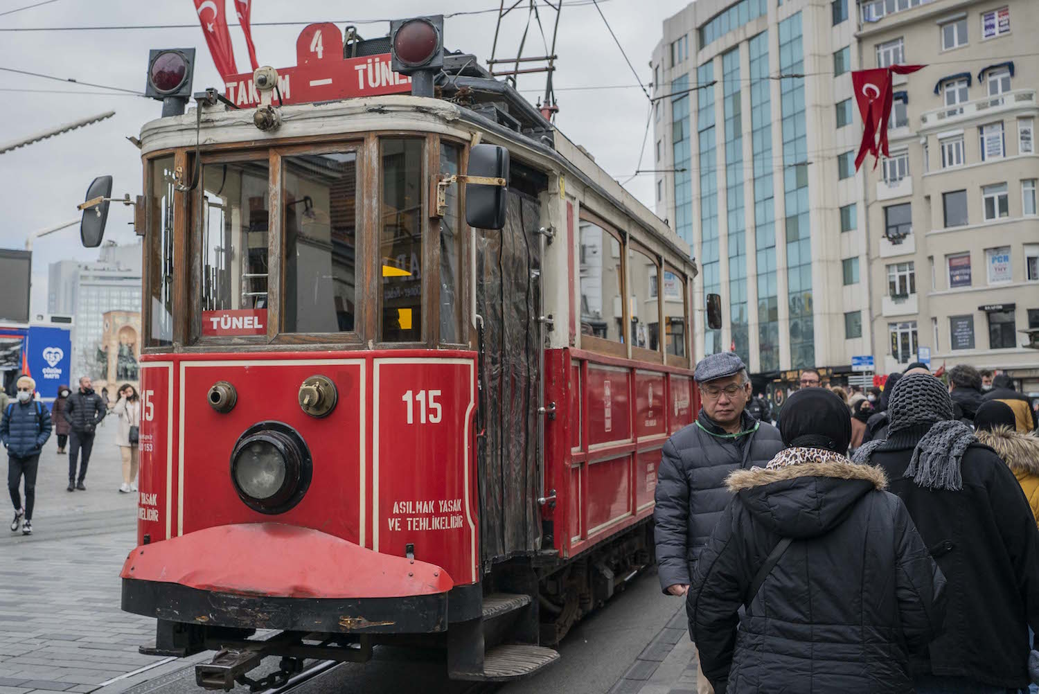 Le tramway historique, qui traverse toute l’avenue Istiklal, passe toute la journée devant l’institut.