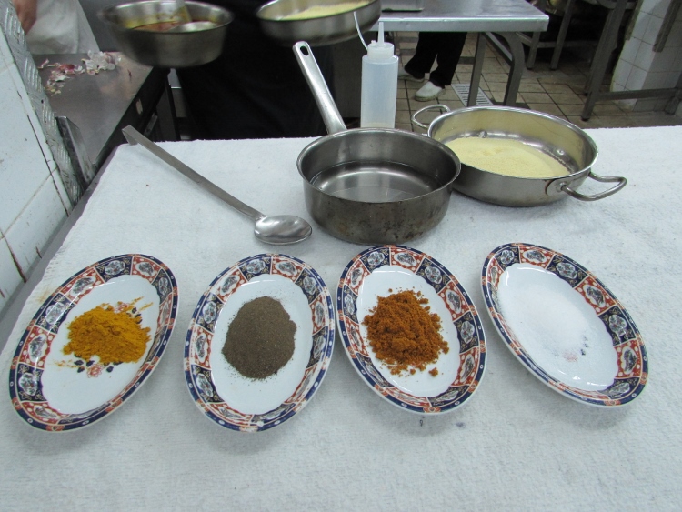 Les épices pour le couscous à l’agneau : (de gauche à droite) curcuma, poivre, coriandre, sel