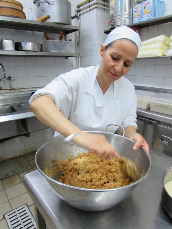 Préparation de la mahkouka, une pâtisserie typiquement tunisoise à base de dattes