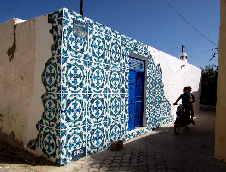 Le portugais Add Fuel aime beaucoup faire des trompe-l’oeil. Ici, il imite la faïence traditionnelle de Tunisie. 