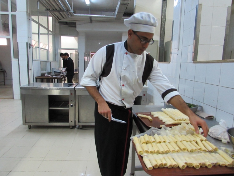 Omar prépare des doigts de fatma, un hors d’oeuvre tunisien