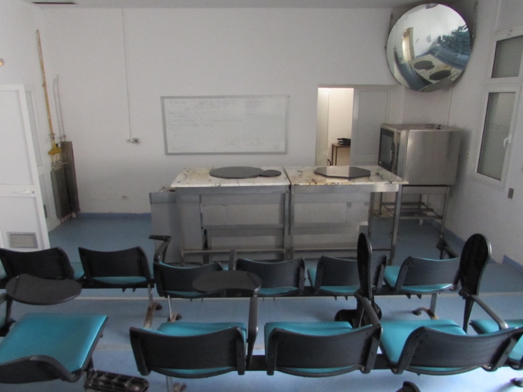 Une salle de classe, équipée d’une table de démonstration des techniques culinaires