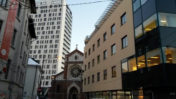 Eglise coincée entre des bureaux, Bucarest