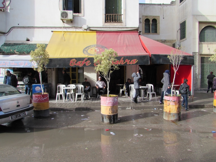 Un autre café aux couleurs de l’Espérance, sur la place de Bab Souika