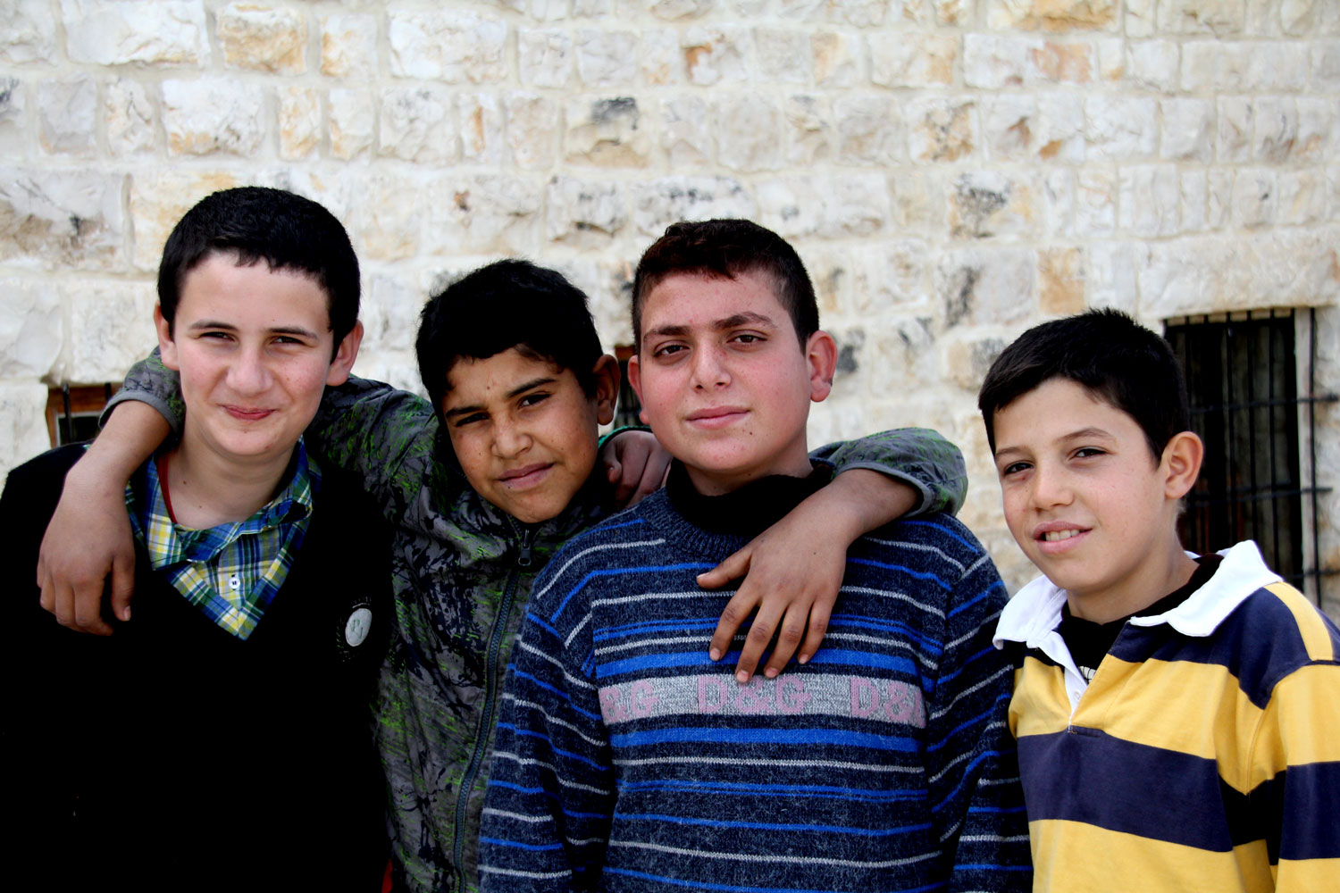 Mohammed (pull bleu rayé) avec ses amis